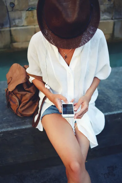 Female traveler using her mobile phone — Stock Photo, Image