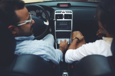 Cabriolet arabada oturan iki adam