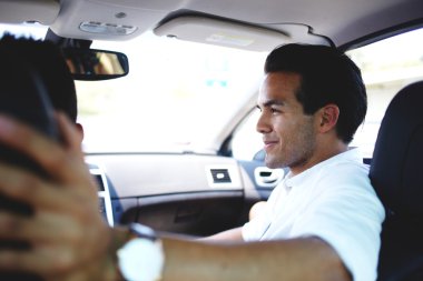 Sürücü ile konuşan yakışıklı adam