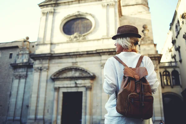 Mulher turista com mochila — Fotografia de Stock