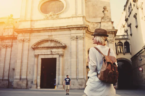 Mulher turista com mochila — Fotografia de Stock