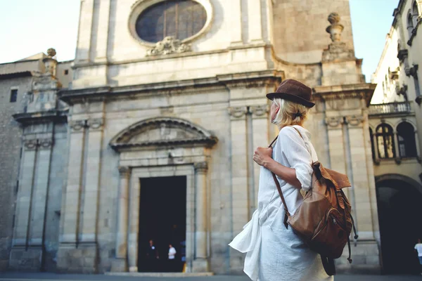 Mulher turista com mochila — Fotografia de Stock