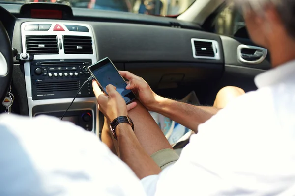 Hombre utilizando la navegación en el teléfono móvil — Foto de Stock