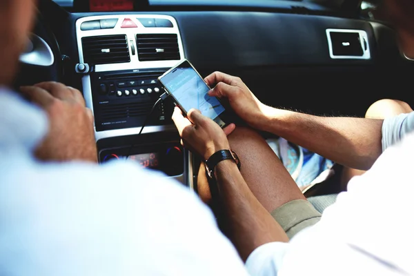 Man using navigation on mobile phone — Stockfoto