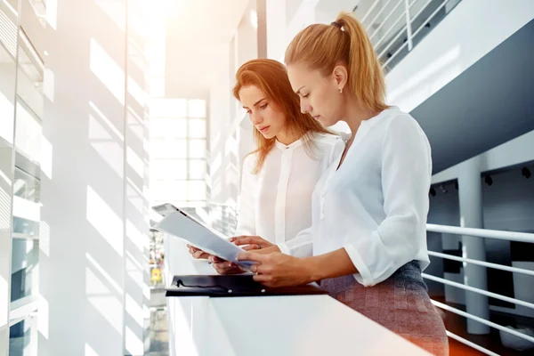 Geschäftsfrauen prüfen Papierdokumente — Stockfoto