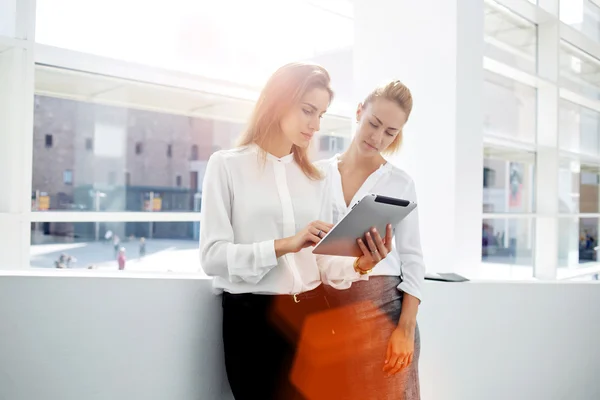 Δύο γυναίκες επιχειρηματίες που εργάζονται σε ψηφιακή δισκίο — Φωτογραφία Αρχείου