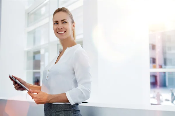 Affärskvinna håller digital tablet i händer — Stockfoto