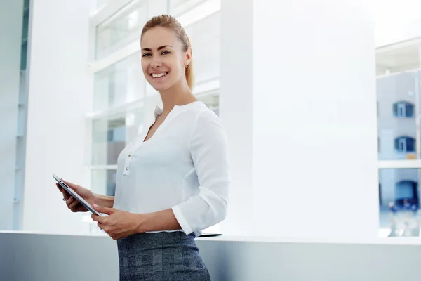 Zakenvrouw bedrijf digitale tablet in handen — Stockfoto