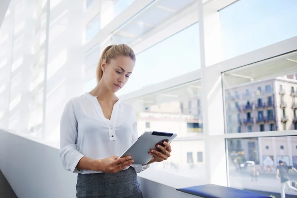 Femme d'affaires travaillant sur pavé tactile — Photo