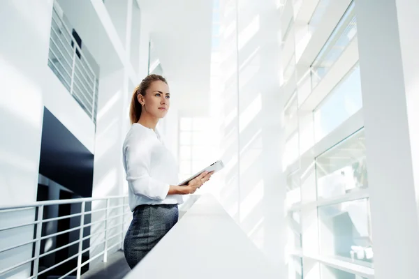 Affärskvinna håller digital tablet i händer — Stockfoto