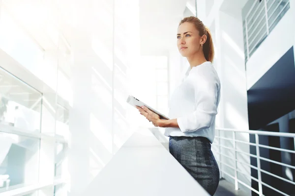 Geschäftsfrau hält digitales Tablet in der Hand — Stockfoto