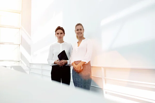 Deux femmes d'affaires au bureau — Photo