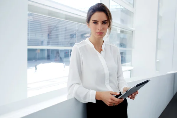 Woman entrepreneur holding digital tablet — Stock Photo, Image