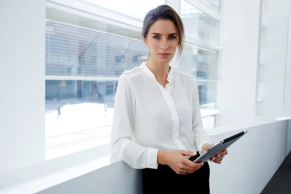 Kvinnan entreprenör anläggning digital tablet — Stockfoto