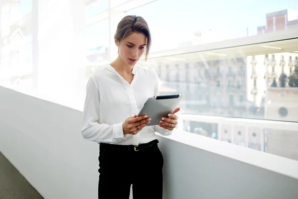 Femme d'affaires travaillant sur pavé tactile — Photo