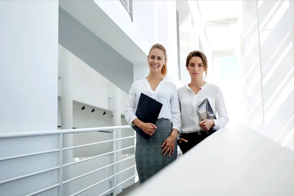 Mujeres con panel táctil y documentos de carpetas — Foto de Stock