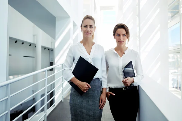 Mujeres con panel táctil y documentos de carpetas — Foto de Stock