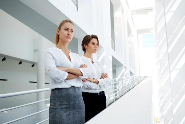 Equipo de mujeres exitosas con mirada seria — Foto de Stock