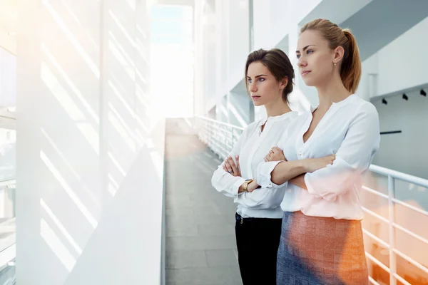 Equipo de mujeres exitosas con mirada seria — Foto de Stock