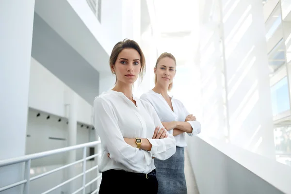 Team av framgångsrika kvinnor med allvarliga utseende — Stockfoto