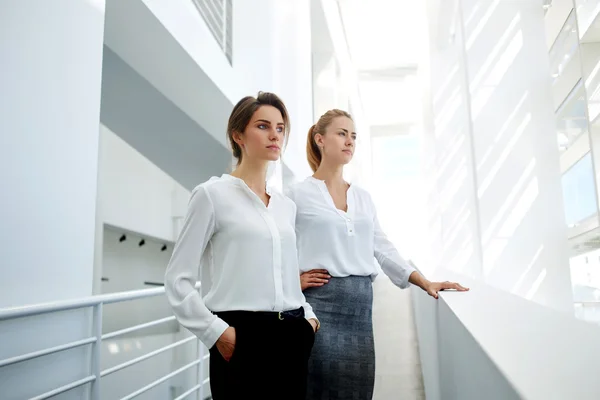 Team erfolgreicher Frauen mit ernstem Blick — Stockfoto