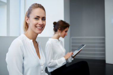 Modern ofisinde oturan iki iş kadınları