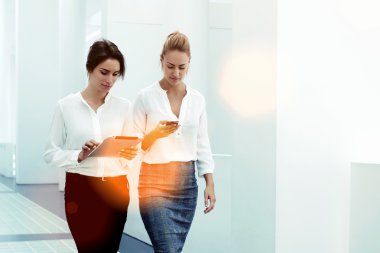 iş kadınları akıllı telefon ve dokunmatik yüzey