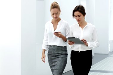 iş kadınları akıllı telefon ve dokunmatik yüzey