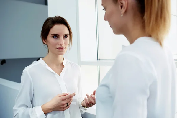 Due donne d'affari che conversano — Foto Stock