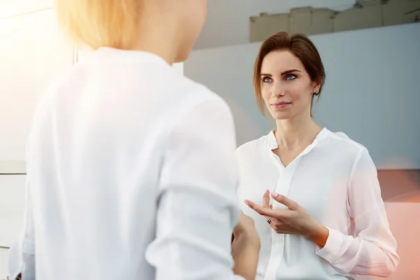 Två kvinnliga företagare har konversation — Stockfoto