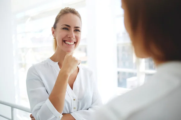 Mulheres de negócios ter uma conversa agradável — Fotografia de Stock