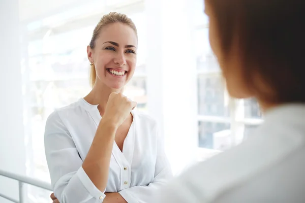 Kvinnliga företagare har trevlig konversation — Stockfoto