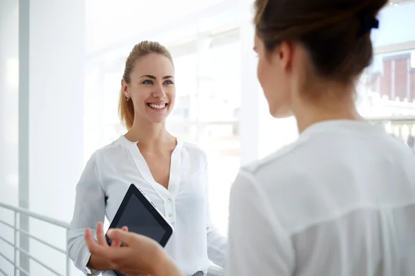Kvinnliga företagare har trevlig konversation — Stockfoto