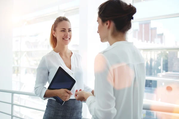 Geschäftsfrauen bei angenehmen Gesprächen — Stockfoto