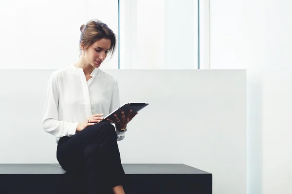 Businesswoman working on touch pad — Stock Photo, Image