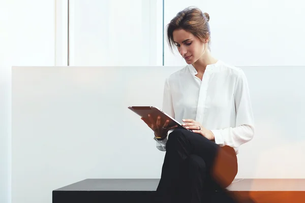 Businesswoman working on touch pad — Stock Photo, Image