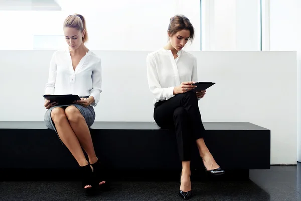 Two women financiers preparing for interview — Stock Photo, Image