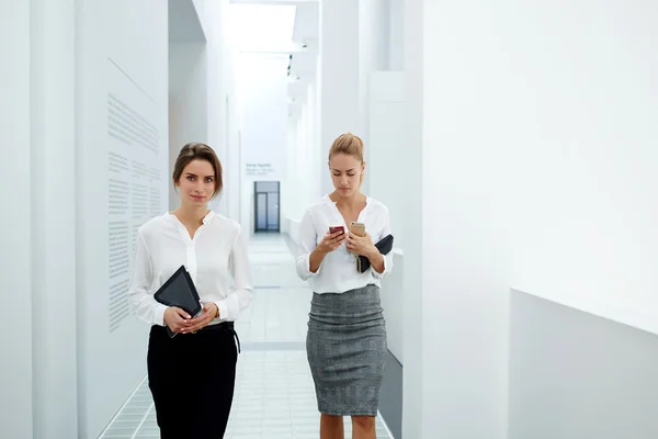 Twee vrouwelijke ondernemers in moderne kantoor interieur — Stockfoto