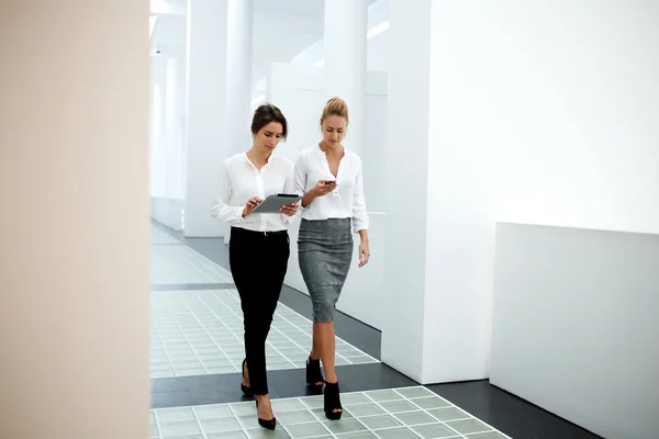 Femmes d'affaires avec téléphone intelligent et pavé tactile — Photo