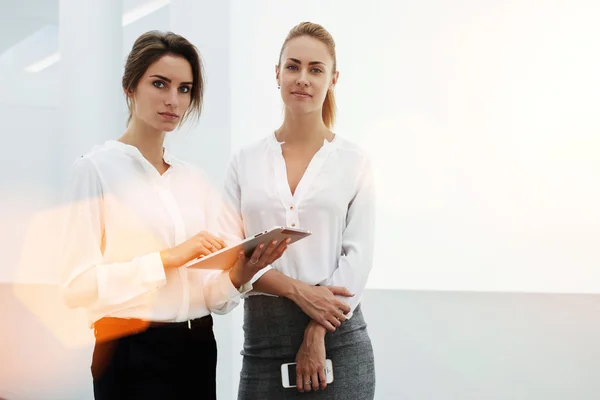 Mujeres descansando después de trabajar en la tableta digital — Foto de Stock