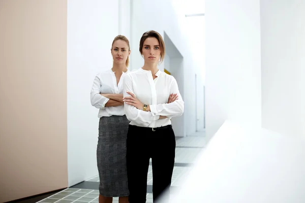 Mujeres exitosas de pie en la oficina moderna — Foto de Stock