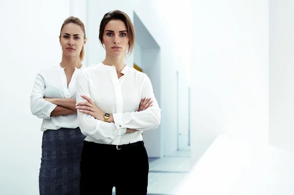 Femmes prospères debout dans un bureau moderne — Photo