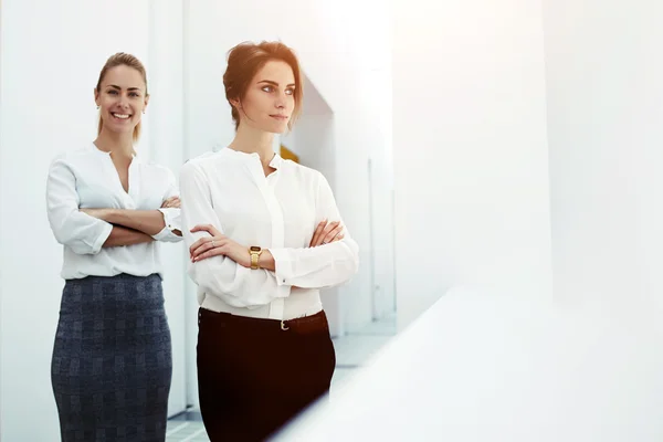 Mulheres de sucesso em pé no escritório moderno — Fotografia de Stock