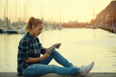 genç kadın elektronik kitap okumak