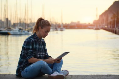 kadın elektronik kitap okumak
