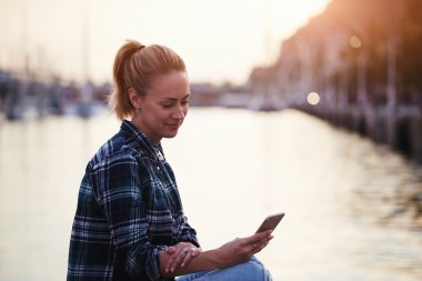 kadın cep telefonunuzda ileti okuma