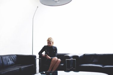 kadın cep telefonunuzda ileti okuma