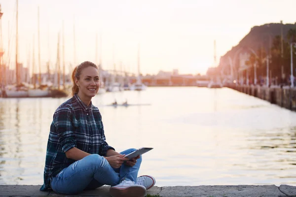 Mujer joven sosteniendo almohadilla táctil — Foto de Stock