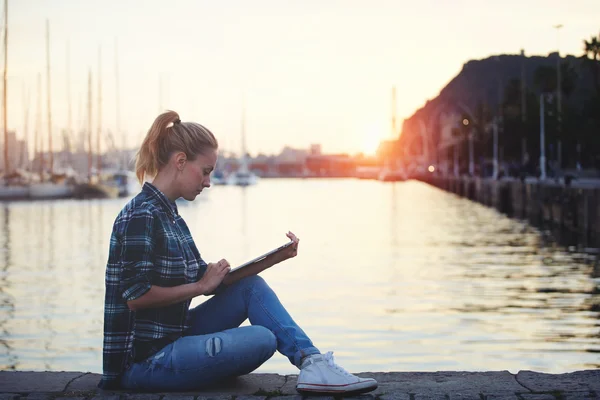 Jovem mulher lendo livro eletrônico — Fotografia de Stock