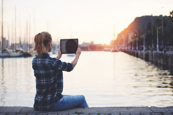 Woman making photo with touch pad — Stock Photo, Image